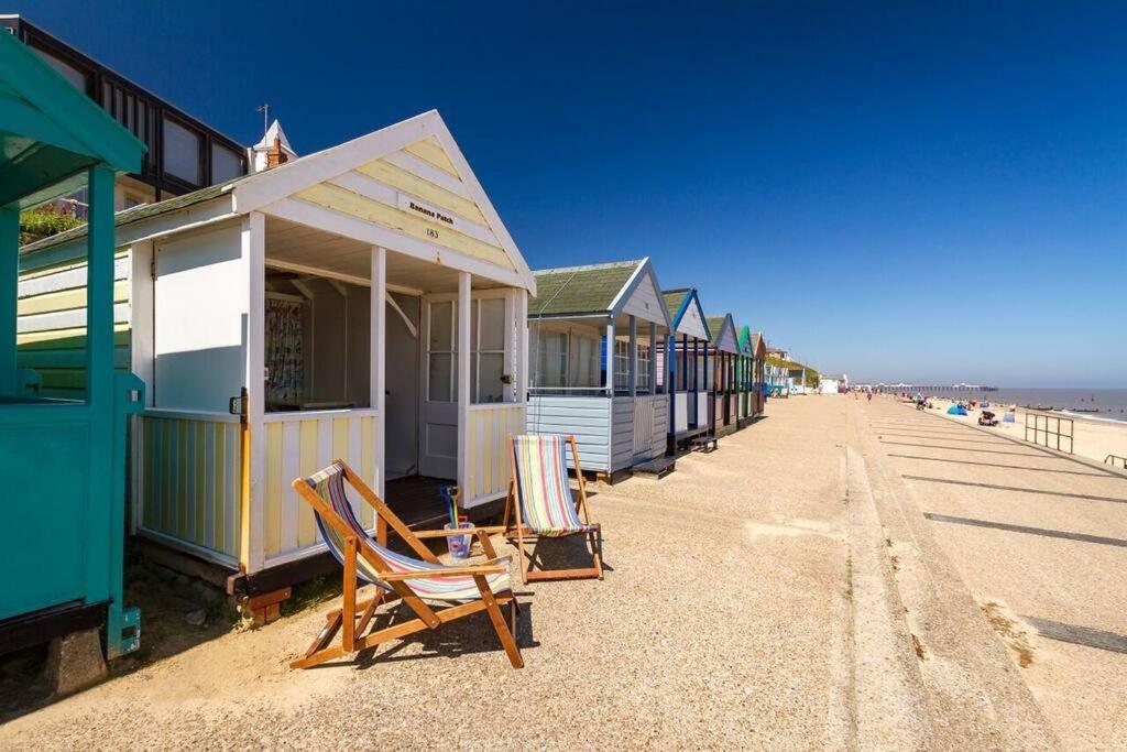 Covehithe House-Coastal Luxury- Sleeps 12-With Huge Swimspa! Wrentham Exteriör bild